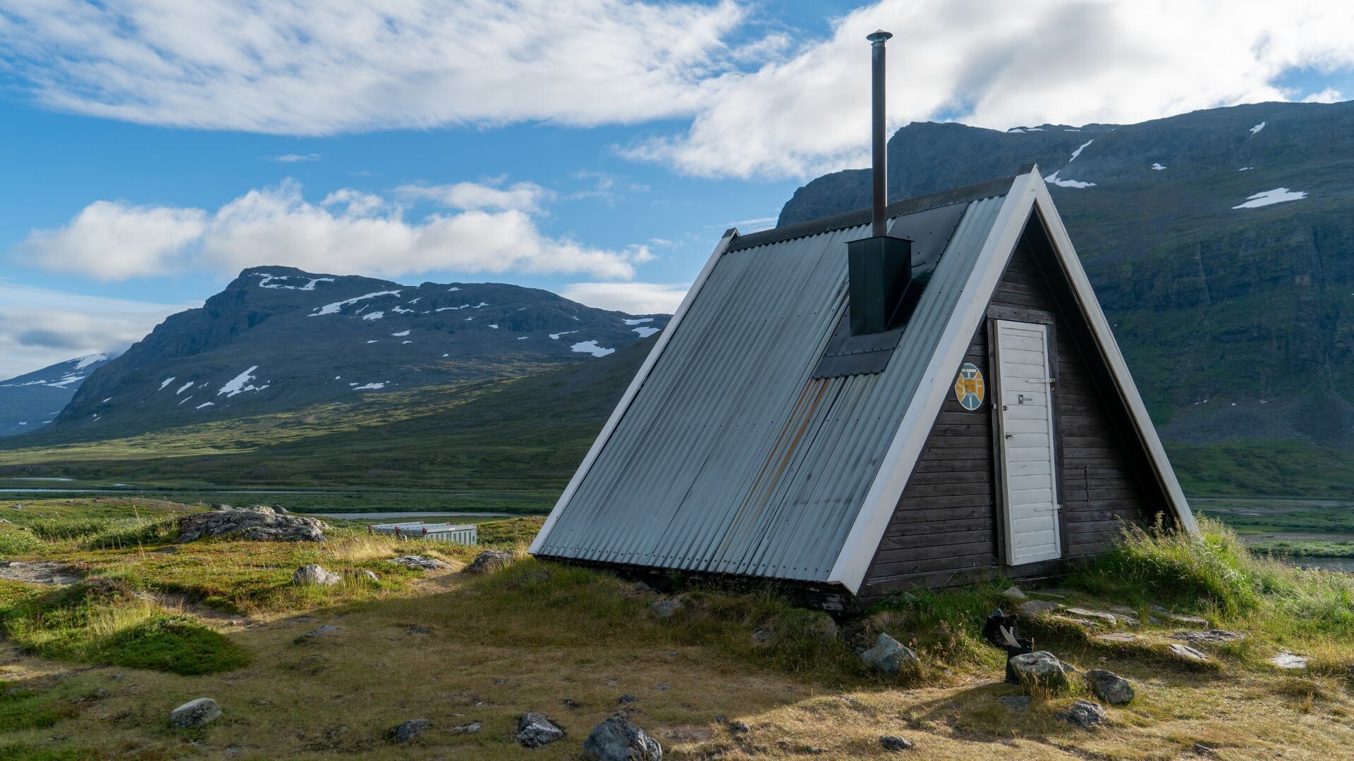 Refuge triangulaire face aux montagnes enneigées - Kungsleden - Laponie suédoise