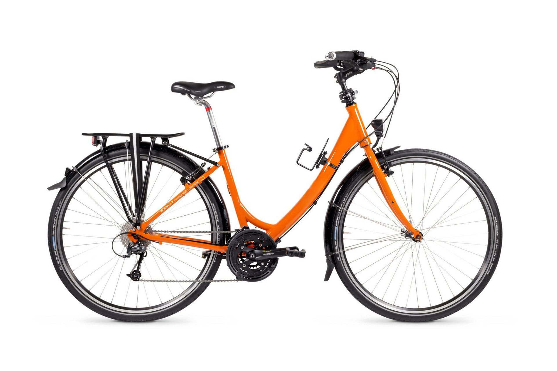 Vélo de randonnée orange sur fond blanc - photo produit