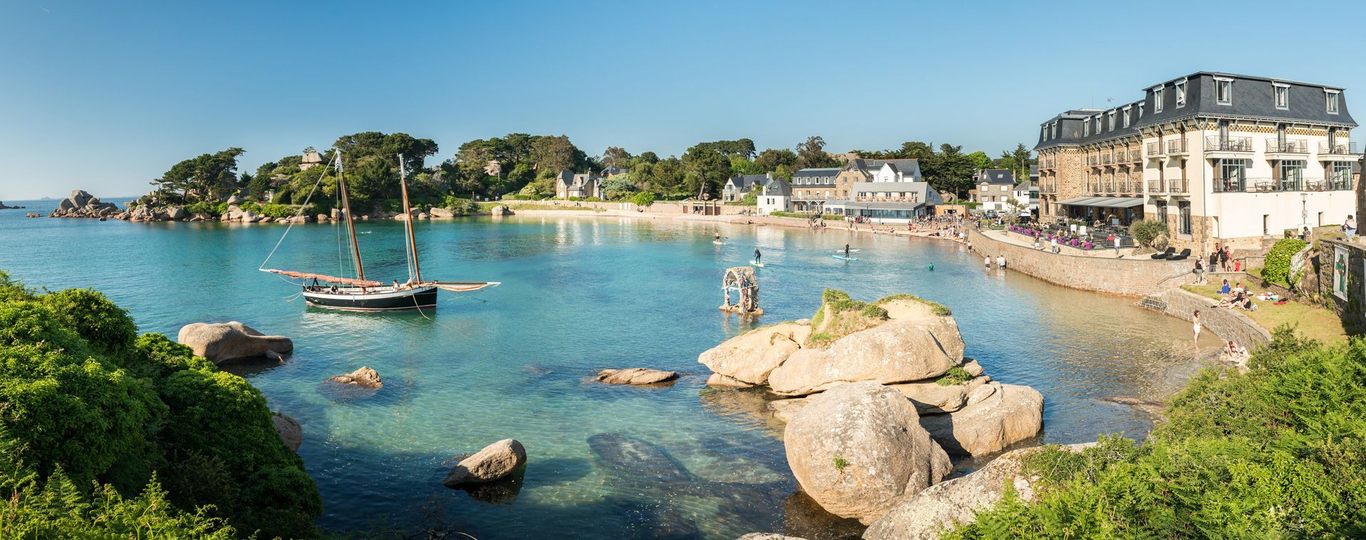 Voilier et plage de la Côte de Granit Rose - Ploumanac'h - Bretagne - France