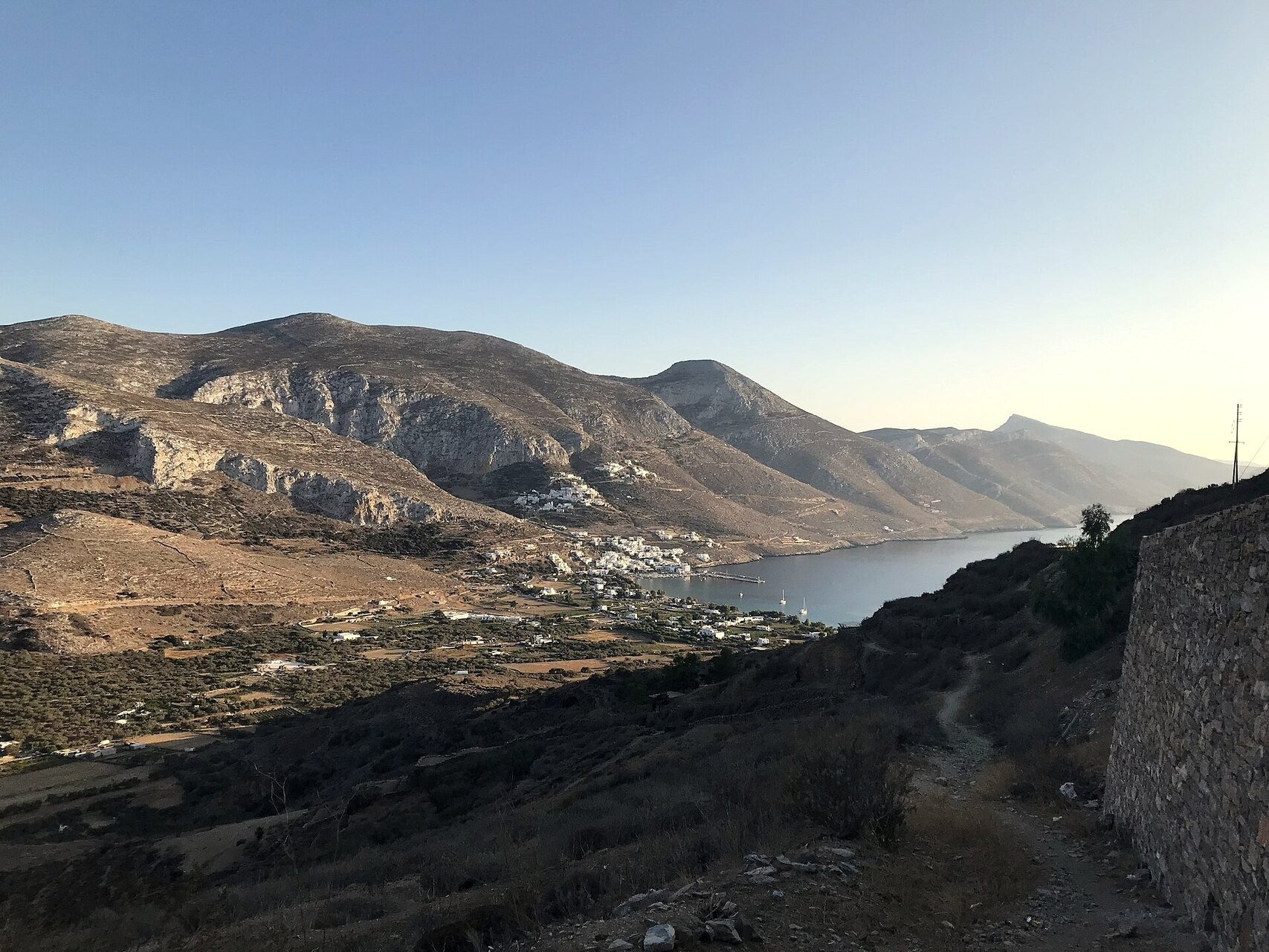 © Zde, Wikimedia Commons (CC BY-SA 4.0) Aegiali Bay seen from Tholaria, Amorgos; Aegialis Hotel & Spa overlooks this bay