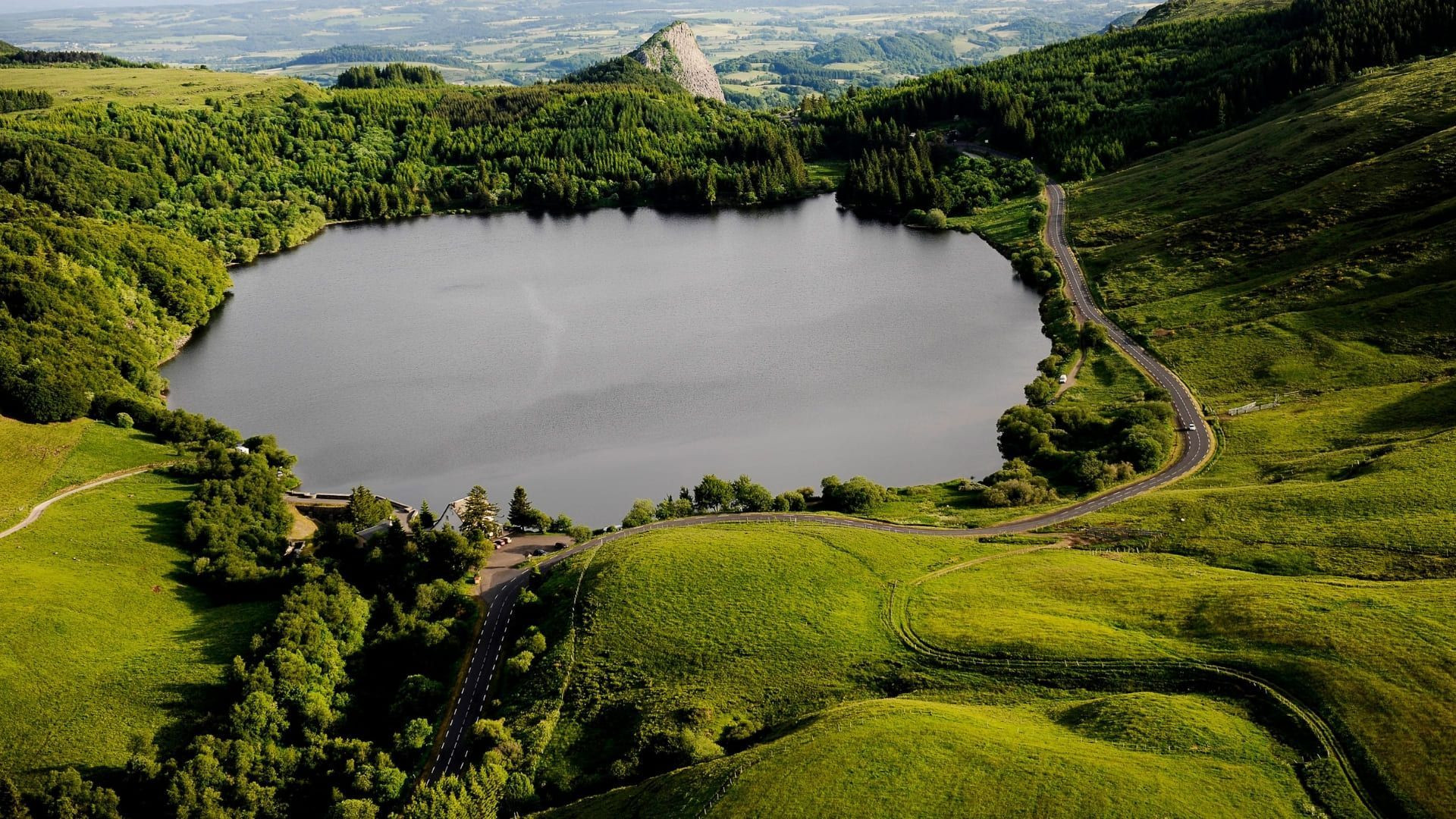 Vue aérienne d'un lac de cratère verdoyant - Massif du Sancy - Auvergne - France