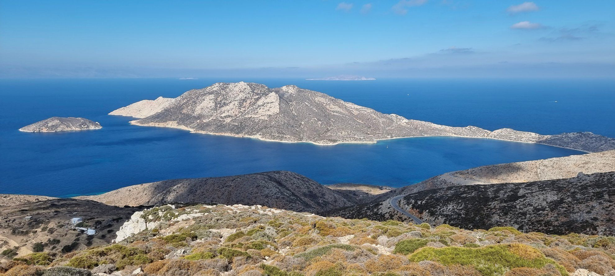 Vue aérienne de l'île dans la mer Égée - Amorgos - Cyclades, Grèce
