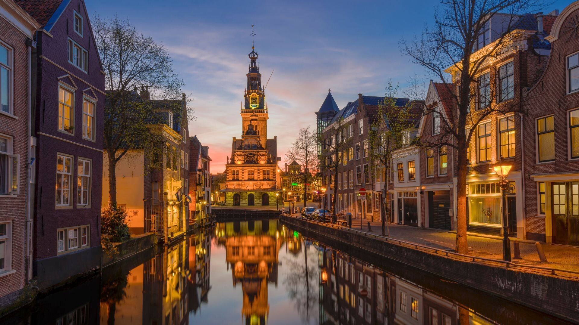 Canal et poids public d'Alkmaar au crépuscule - Pays-Bas