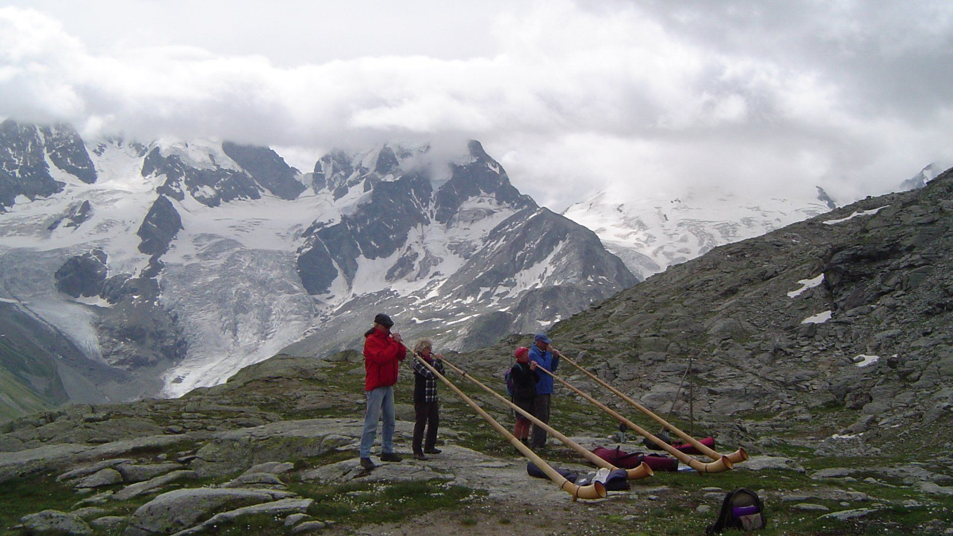 Joueurs de cor des Alpes devant le glacier - Engadine - Suisse