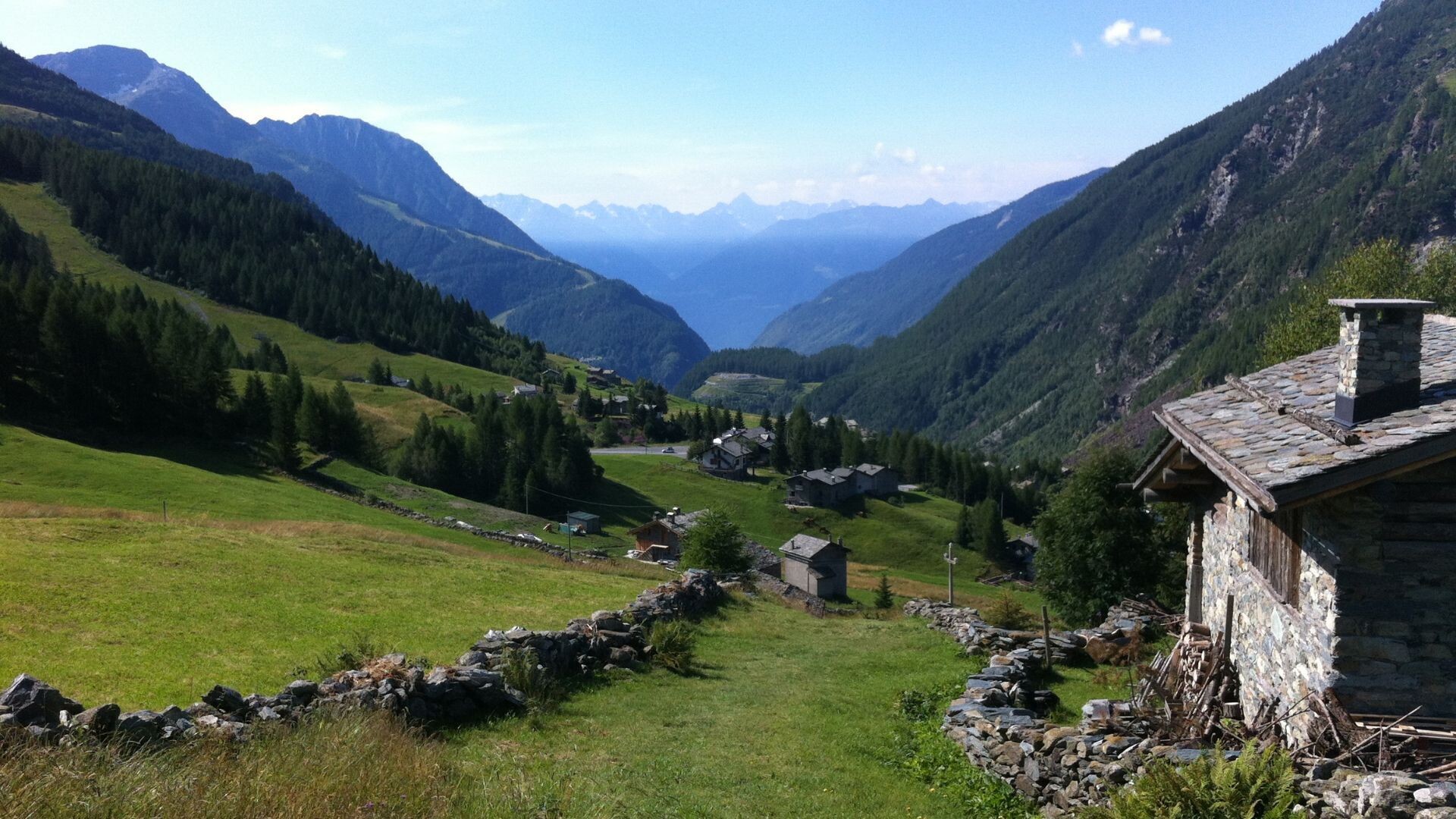 Hameau d'alpage et vallée verdoyante - Engadine - Suisse