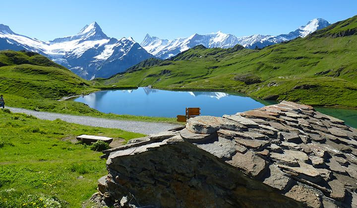 Lac alpin et sommets enneigés - Oberland bernois - Suisse