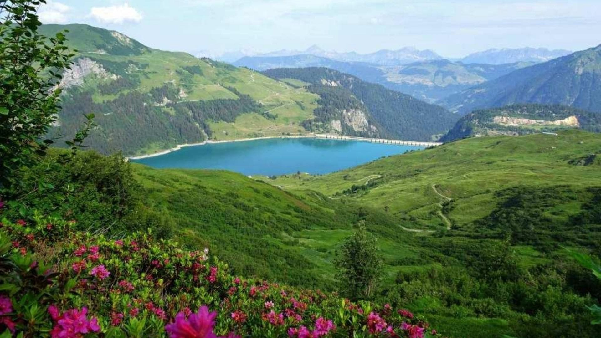 Lac alpin sur la Grande Traversée des Alpes - France