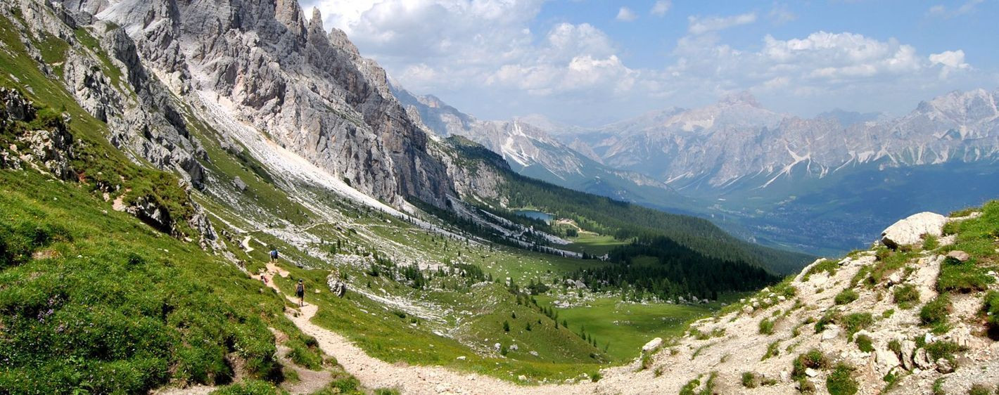Sentier de l'Alta Via 3 dans la vallée - Dolomites - Italie