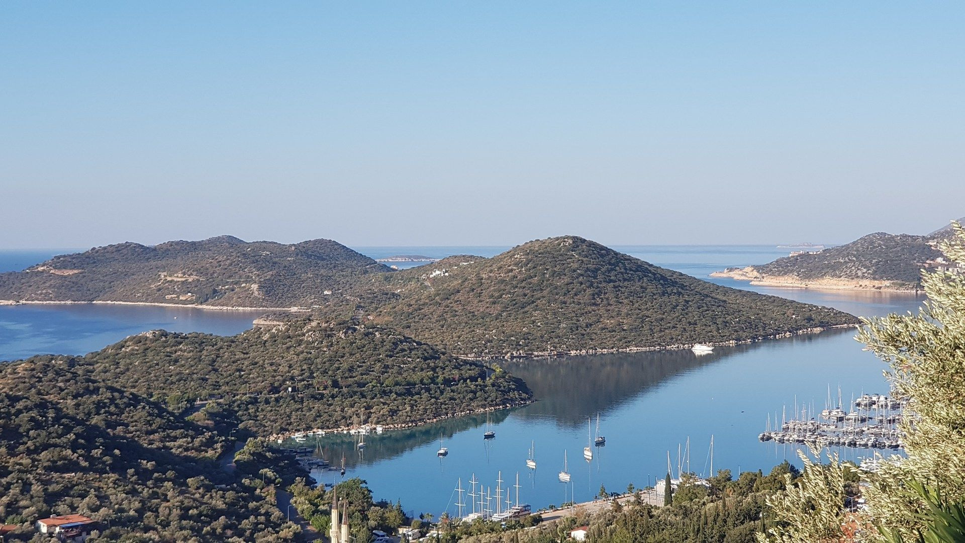 Baie et port de plaisance vus depuis la voie Lycienne - Kaş - Turquie