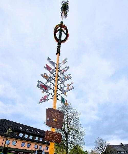 Arbre de mai dans une ville de la Forêt-Noire, Allemagne