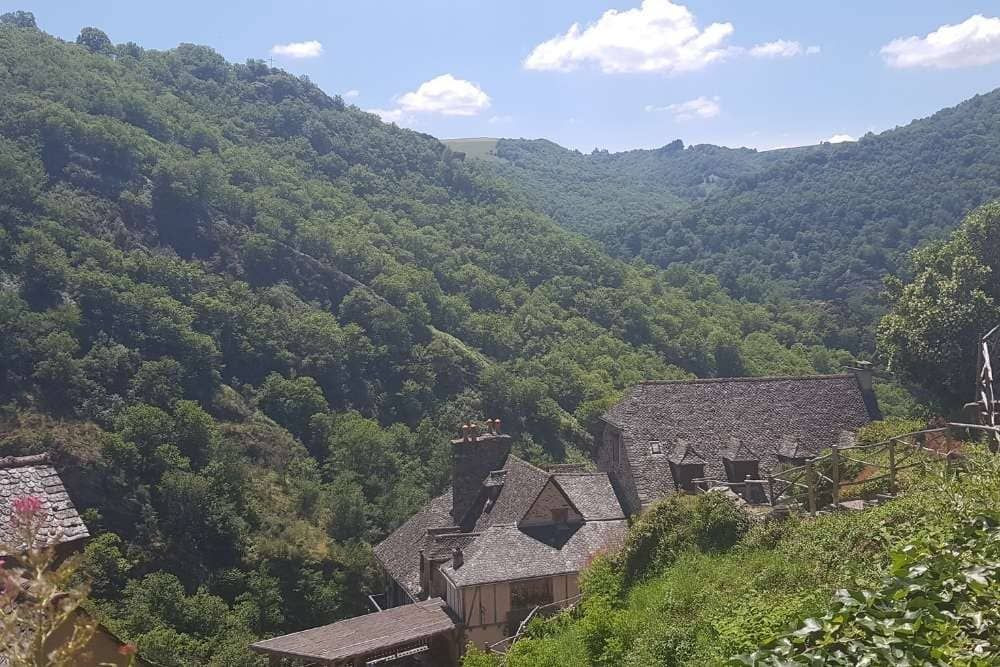 Hameau de pierre niché dans une vallée boisée - Aveyron - France