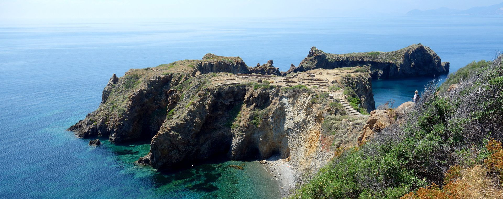 Site archéologique sur un promontoire rocheux face à la mer - Panarea - Îles Éoliennes