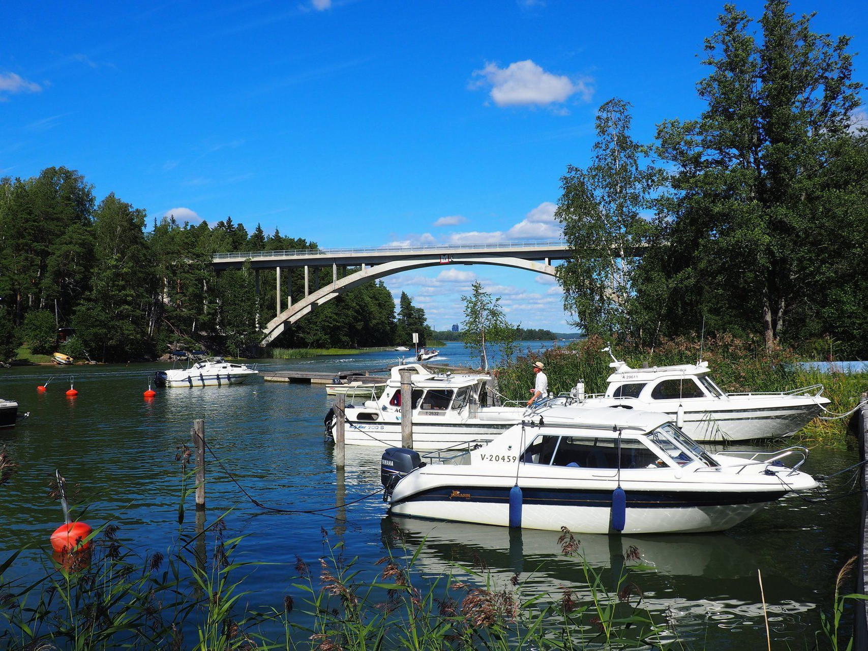Pont en arc et bateaux à moteur sur le canal - Sattmark - Archipel, Suède