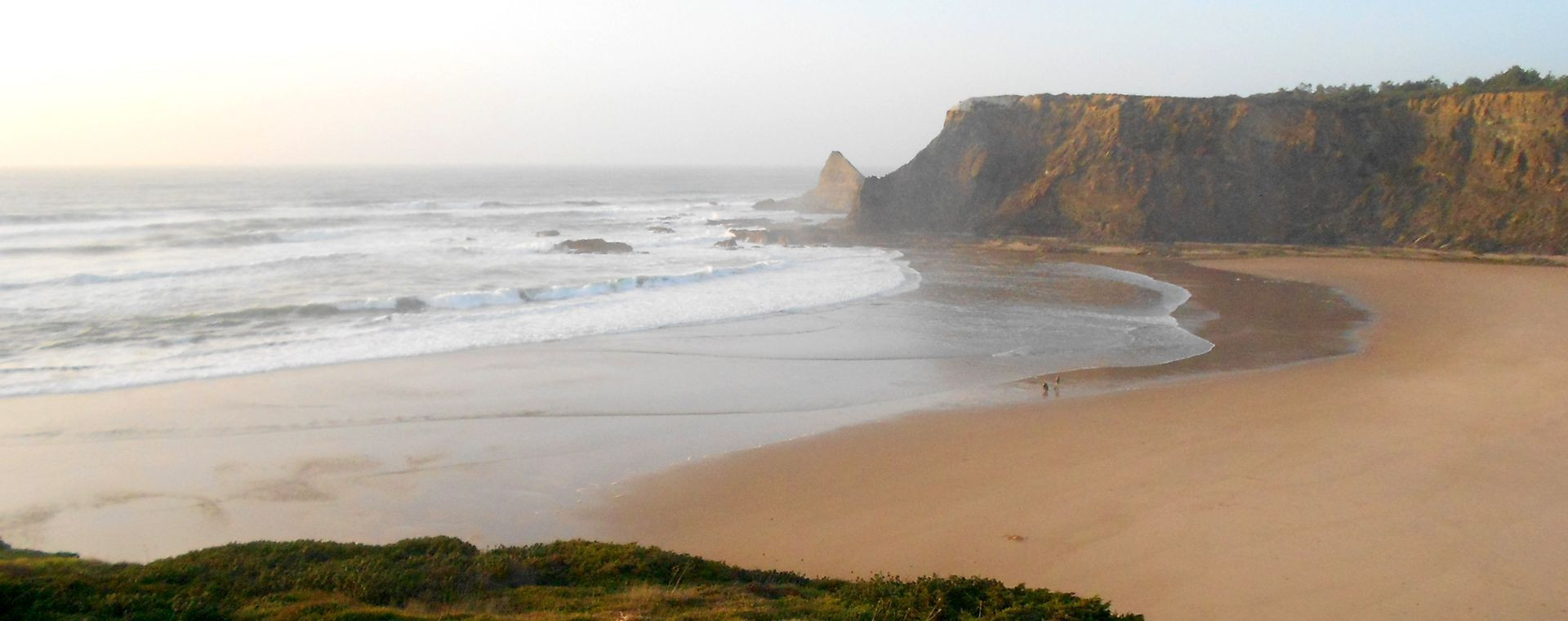 Plage atlantique et falaises ocre au crépuscule - Costa Vicentina - Portugal
