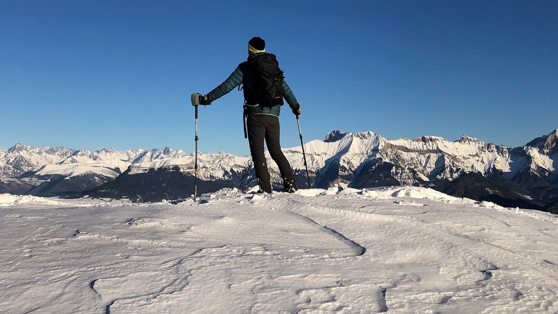 © Lionel Laurent Randonneur en raquettes au sommet enneigé du Platary - Alpes - France