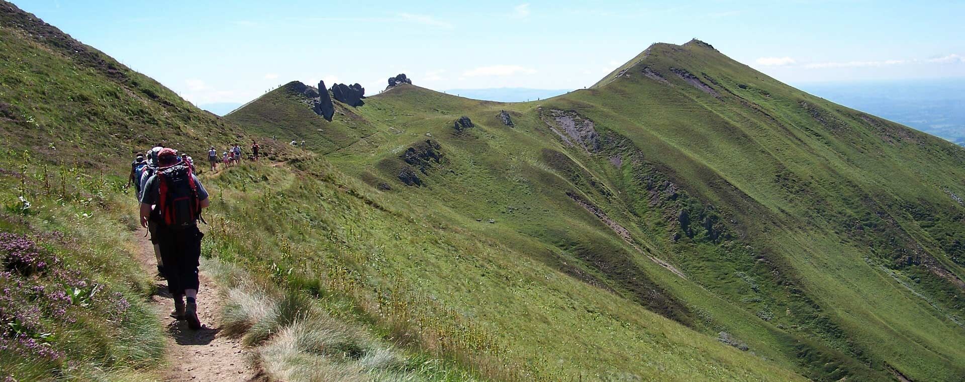 Randonneurs sur la crête du massif du Sancy - Auvergne - France