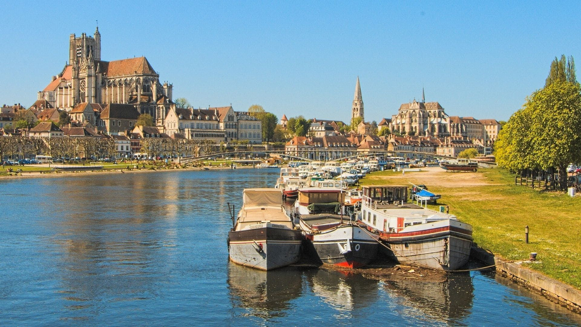 Péniches sur l'Yonne et cathédrale d'Auxerre - Bourgogne - France