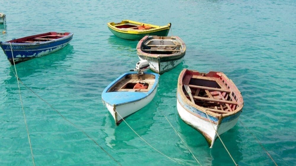 Barques de pêche traditionnelles en eau turquoise - Cap-Vert