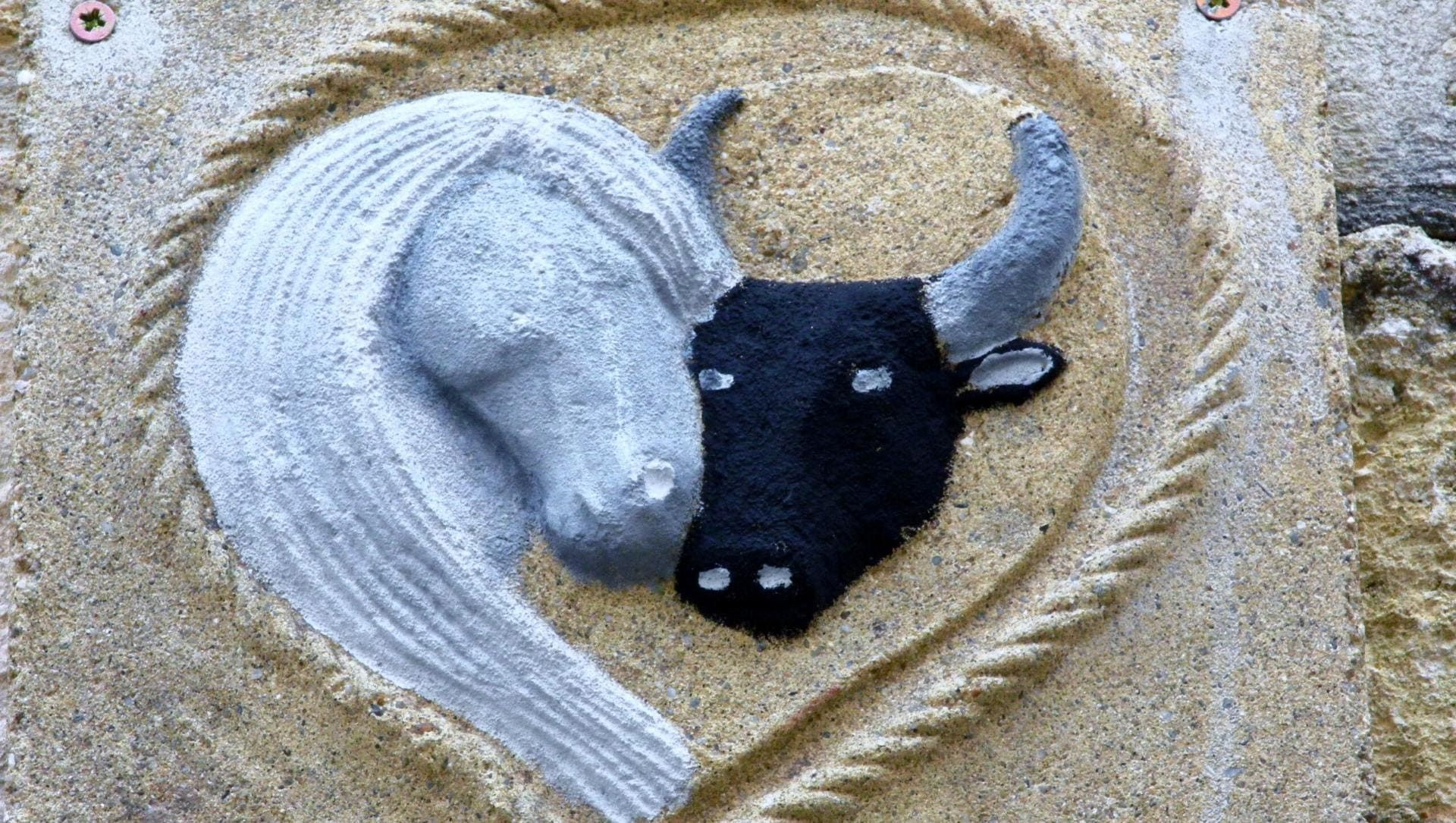 Bas-relief de cheval blanc et taureau camarguais - Camargue - France