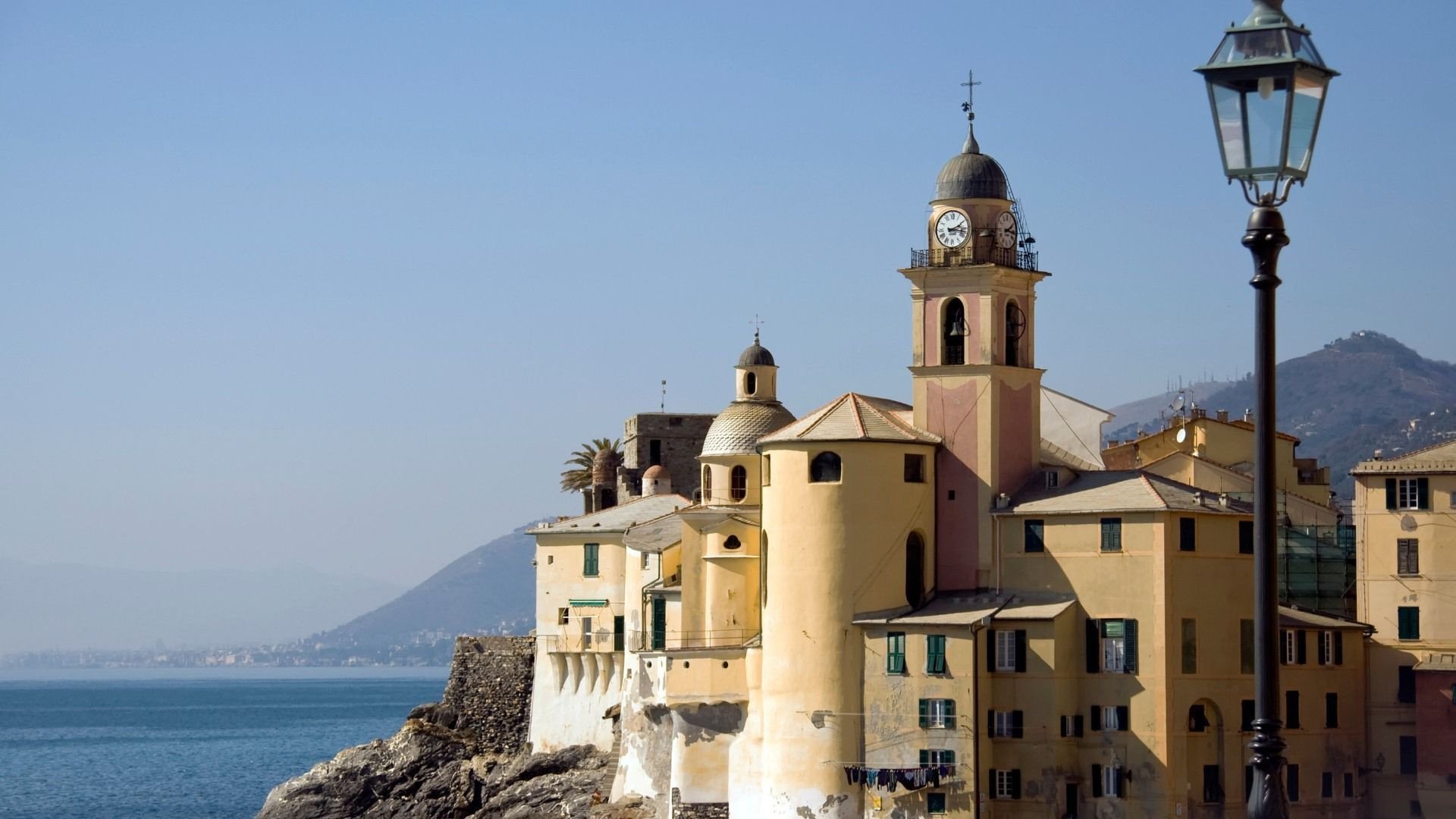 Basilique et front de mer de Camogli - Ligurie - Italie