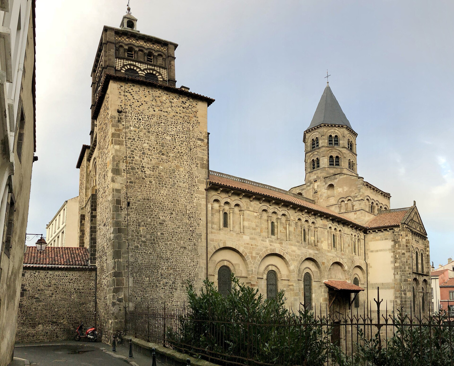 © Quentineo Notre-Dame-du-Port Basilica seen from the south - Clermont-Ferrand - France