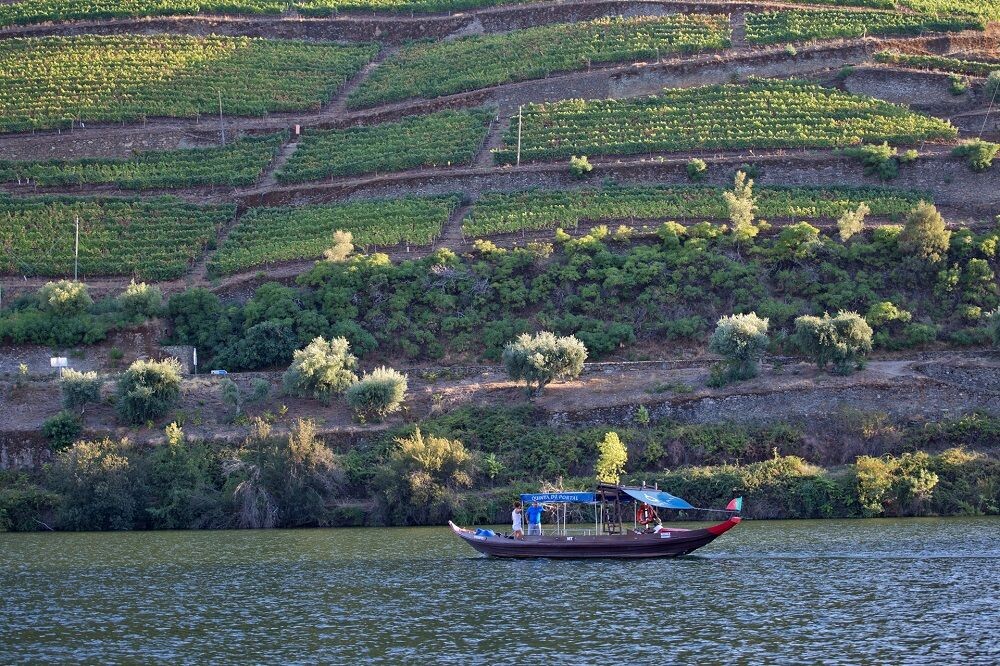 © Authentic Trails Bateau rabelo sur le Douro et vignobles en terrasses - Portugal