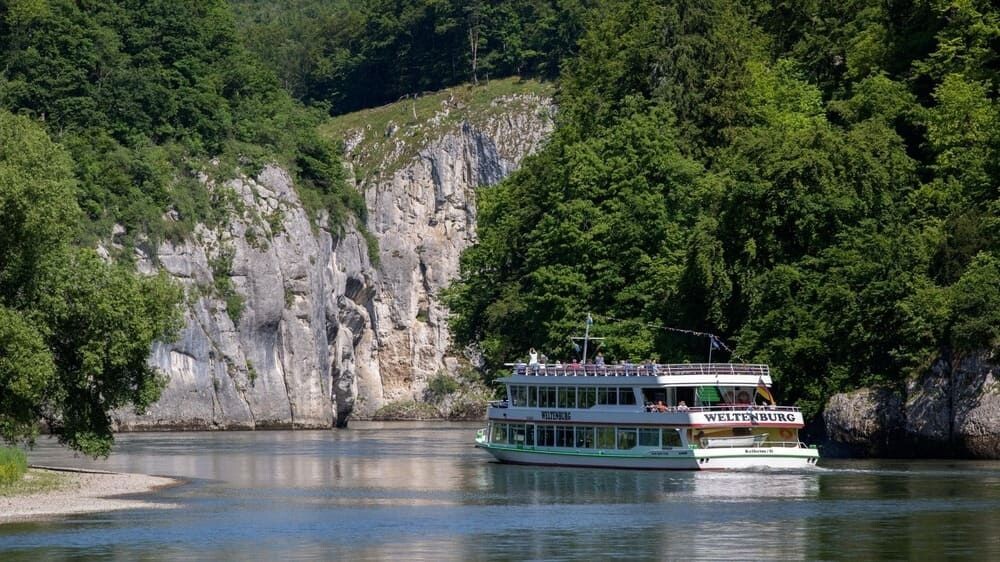 Bateau d'excursion sur le Danube dans le défilé de Weltenburg - Bavière - Allemagne