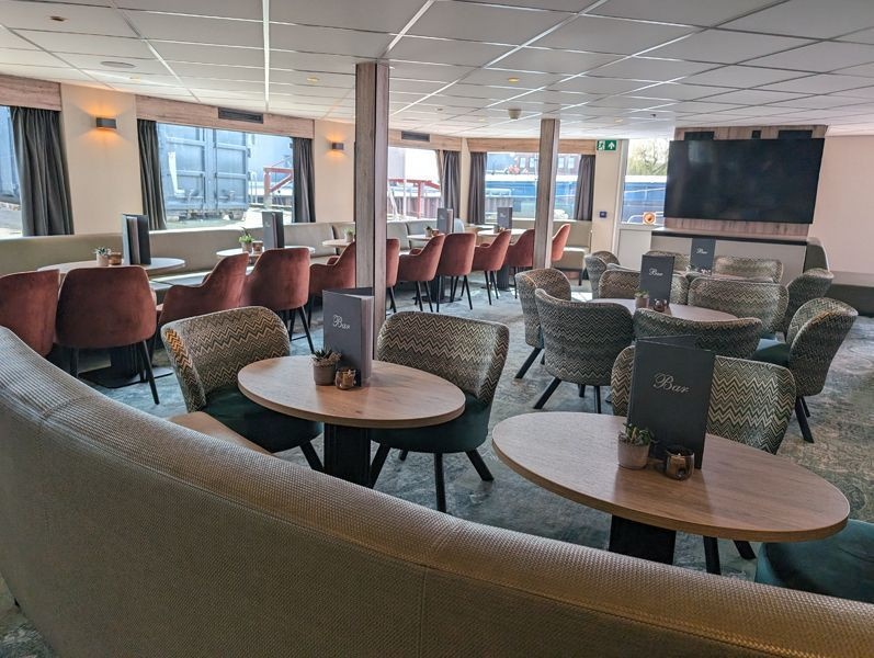 Salon-bar à bord d'un bateau de croisière fluviale - Pays-Bas