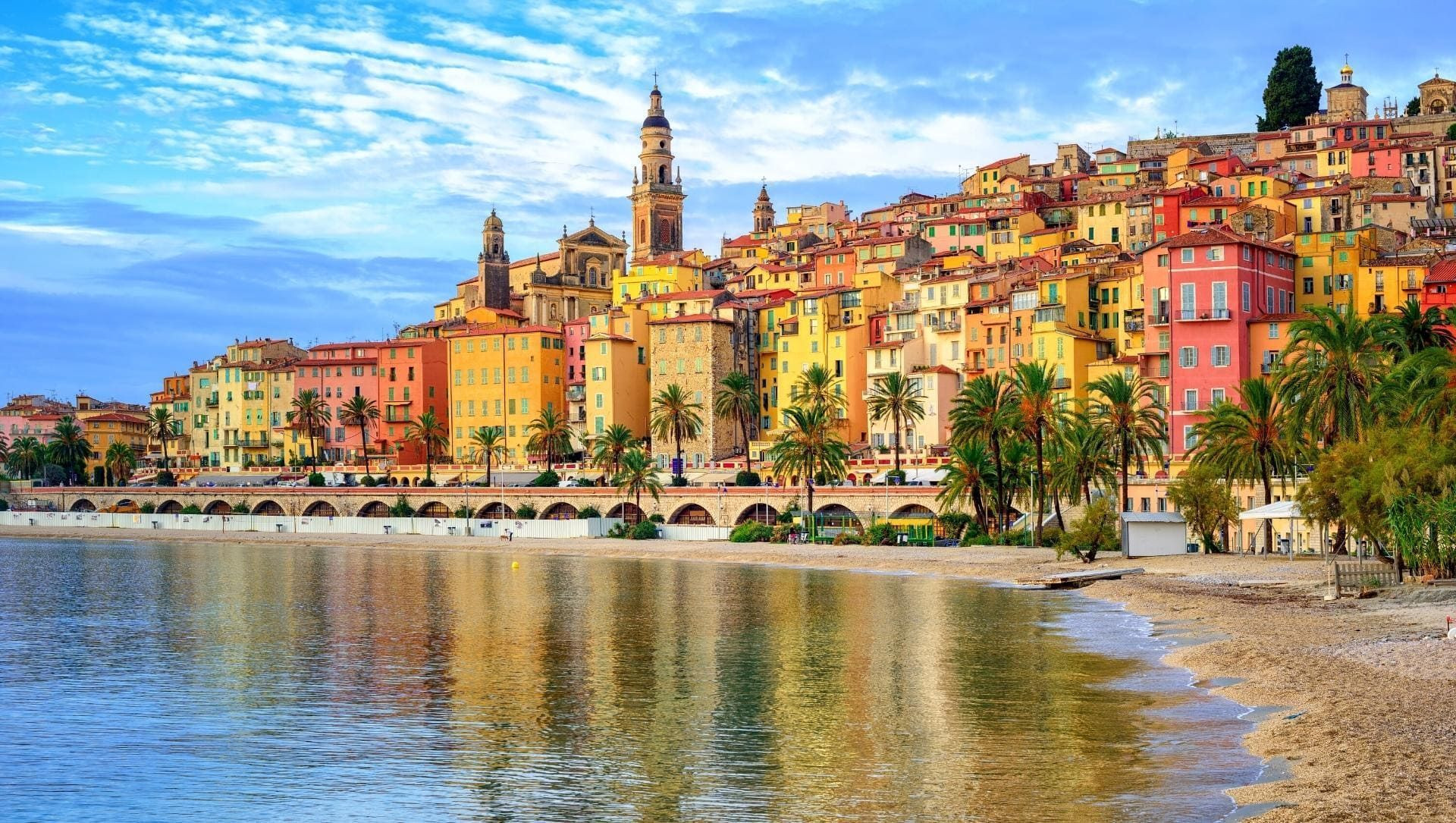 Plage et vieille ville colorée de Menton - Côte d'Azur - France