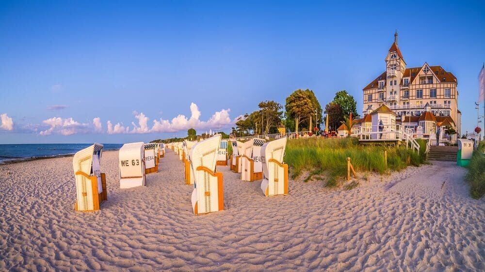 Plage et chaises de plage au coucher du soleil à Kühlungsborn - Mer Baltique - Allemagne