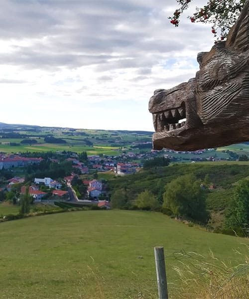 Statue de la Bête du Gévaudan au-dessus de Saugues - Haute-Loire - France