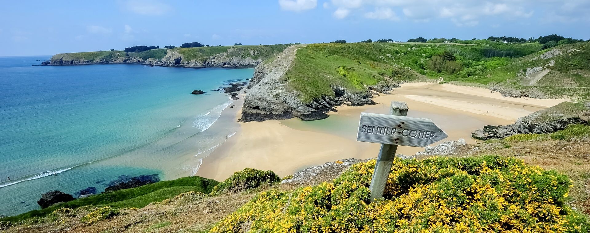Sentier côtier au-dessus d'une plage de sable - Belle-Île-en-Mer - Bretagne, France