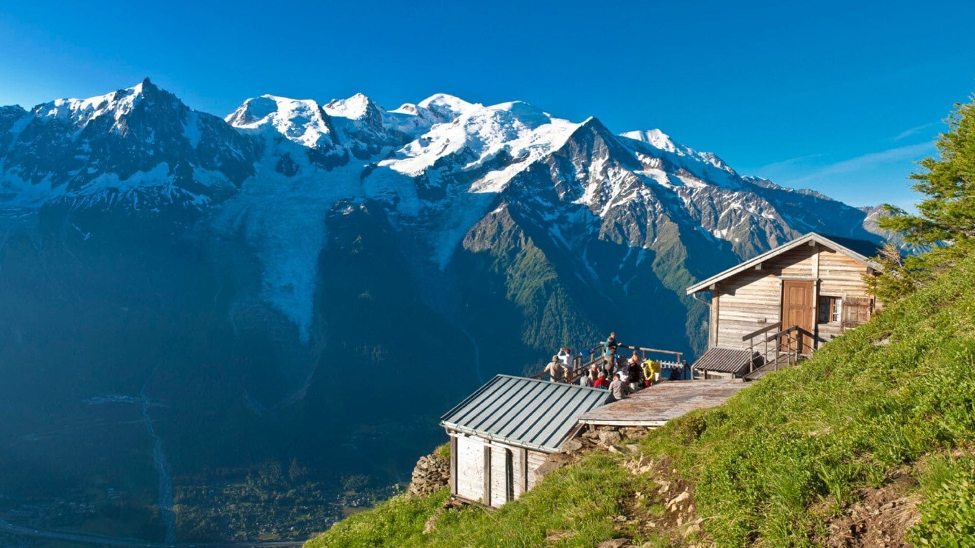 Refuge de Bellachat face au massif du Mont-Blanc - Chamonix - Haute-Savoie - France