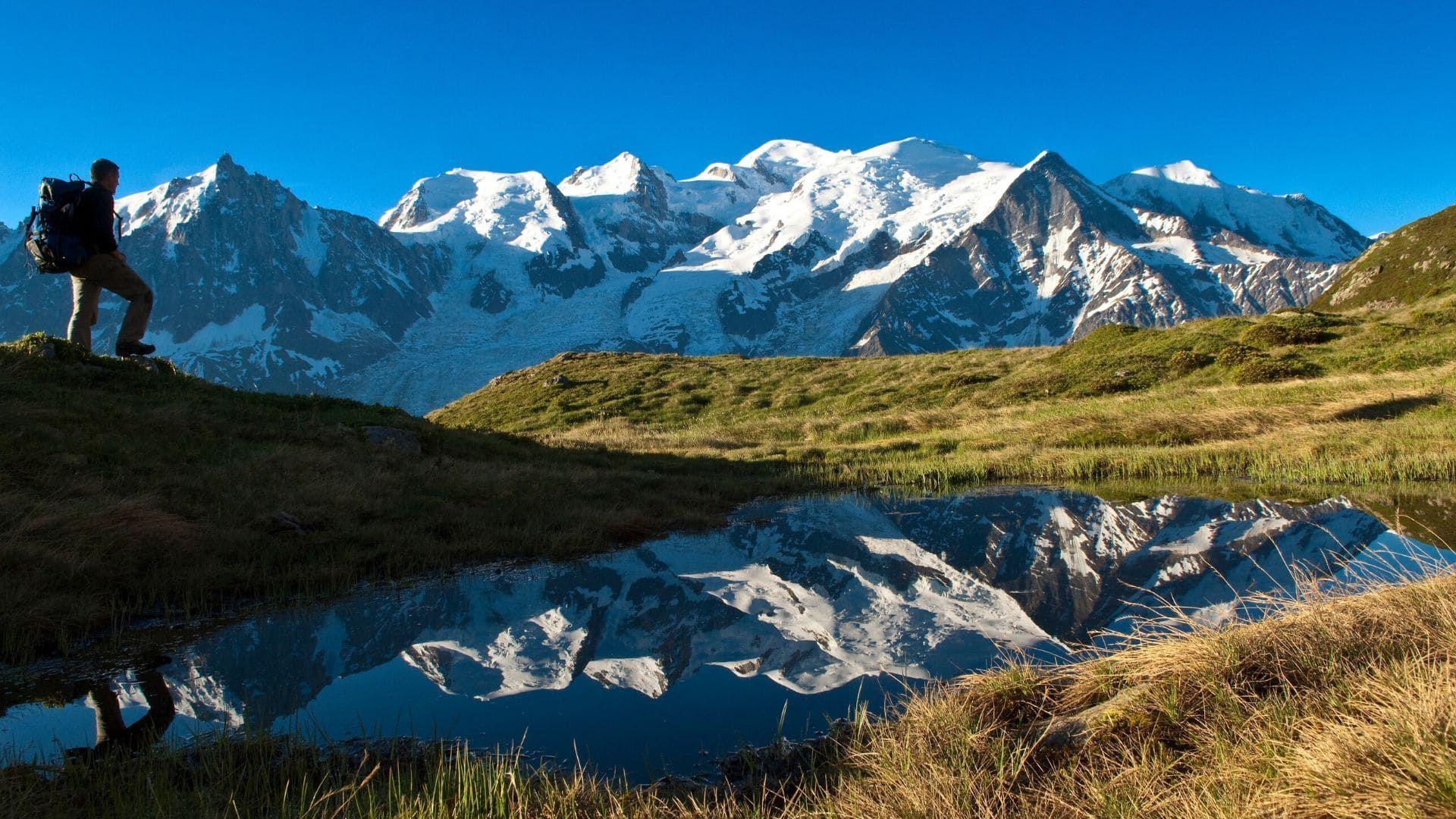 Randonneur devant le massif du Mont-Blanc - Lac de Bellachat - Alpes françaises