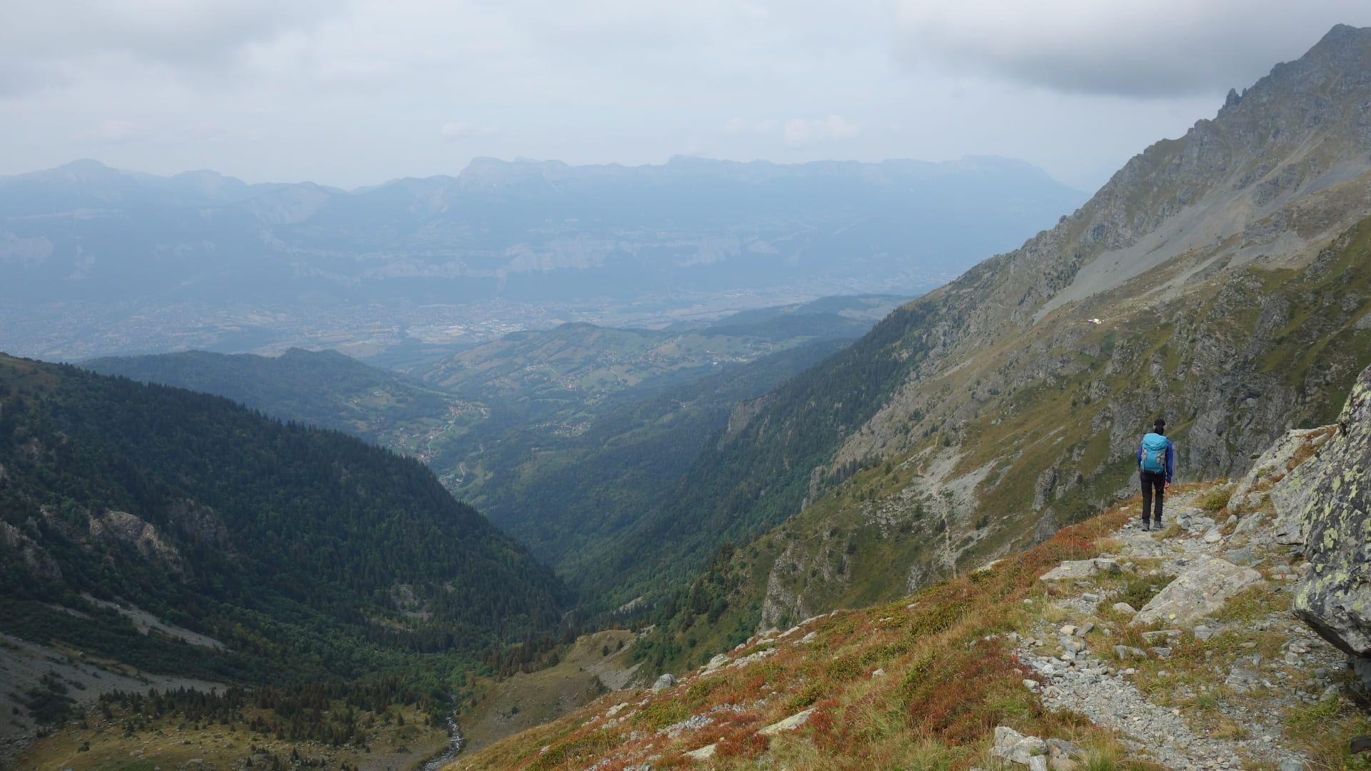 © Adrien Ozanon Randonneur surplombant la vallée du Grésivaudan - Belledonne - France