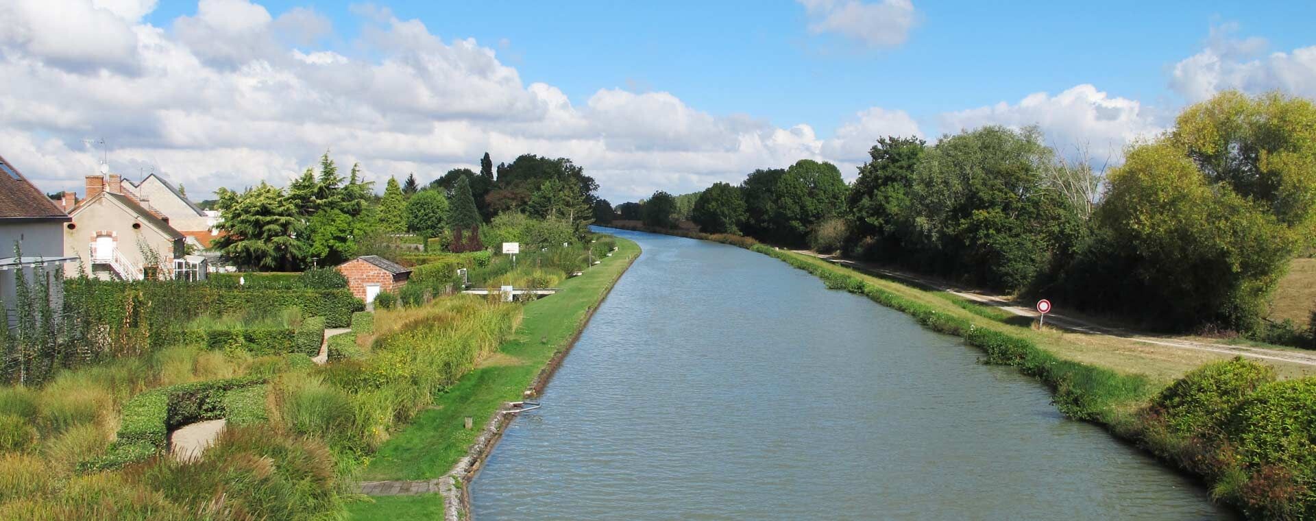 Canal latéral à la Loire bordé de maisons à Belleville-sur-Loire - Cher - France