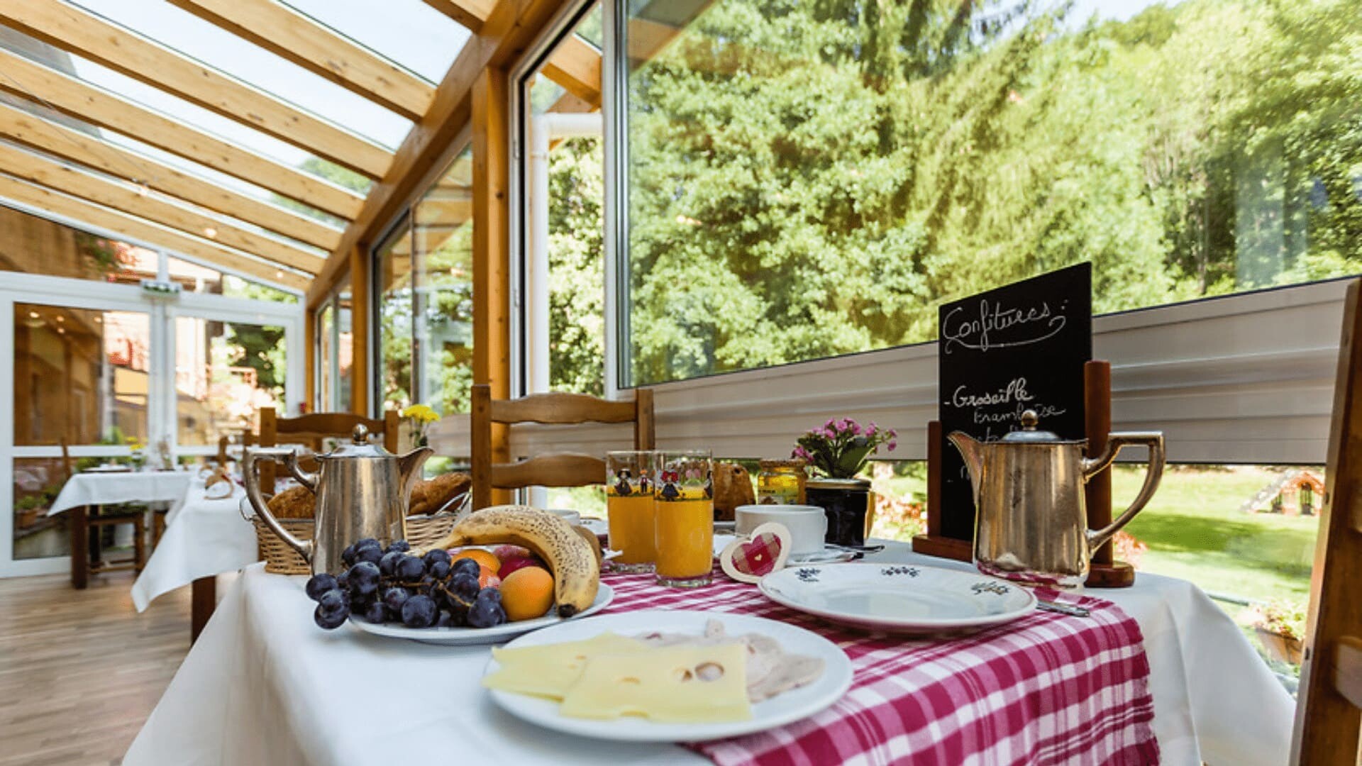 Petit-déjeuner en véranda d'une maison d'hôtes - France
