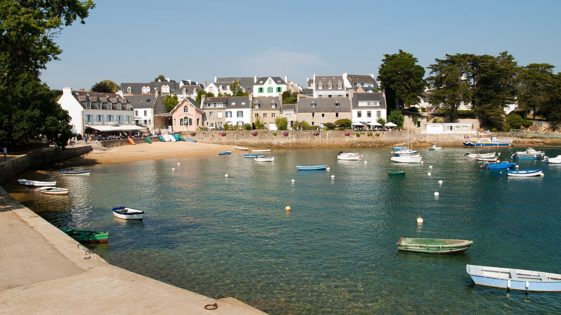 © Adobe Stock Port et plage de Bénodet en Bretagne - Finistère - France