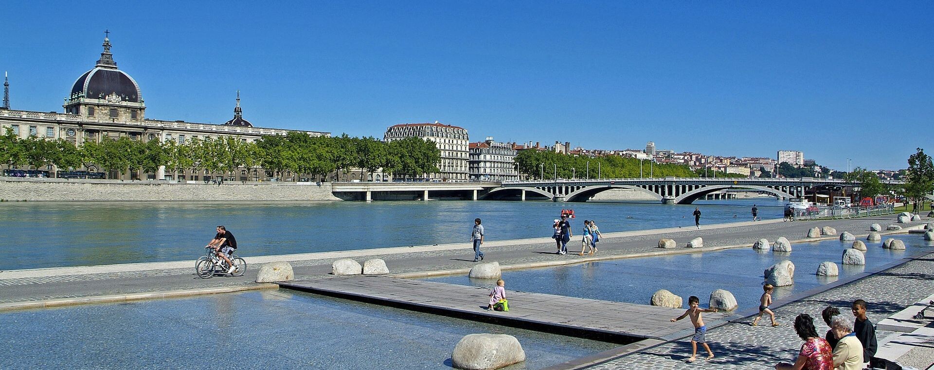 Berges du Rhône et Hôtel-Dieu - Lyon - France