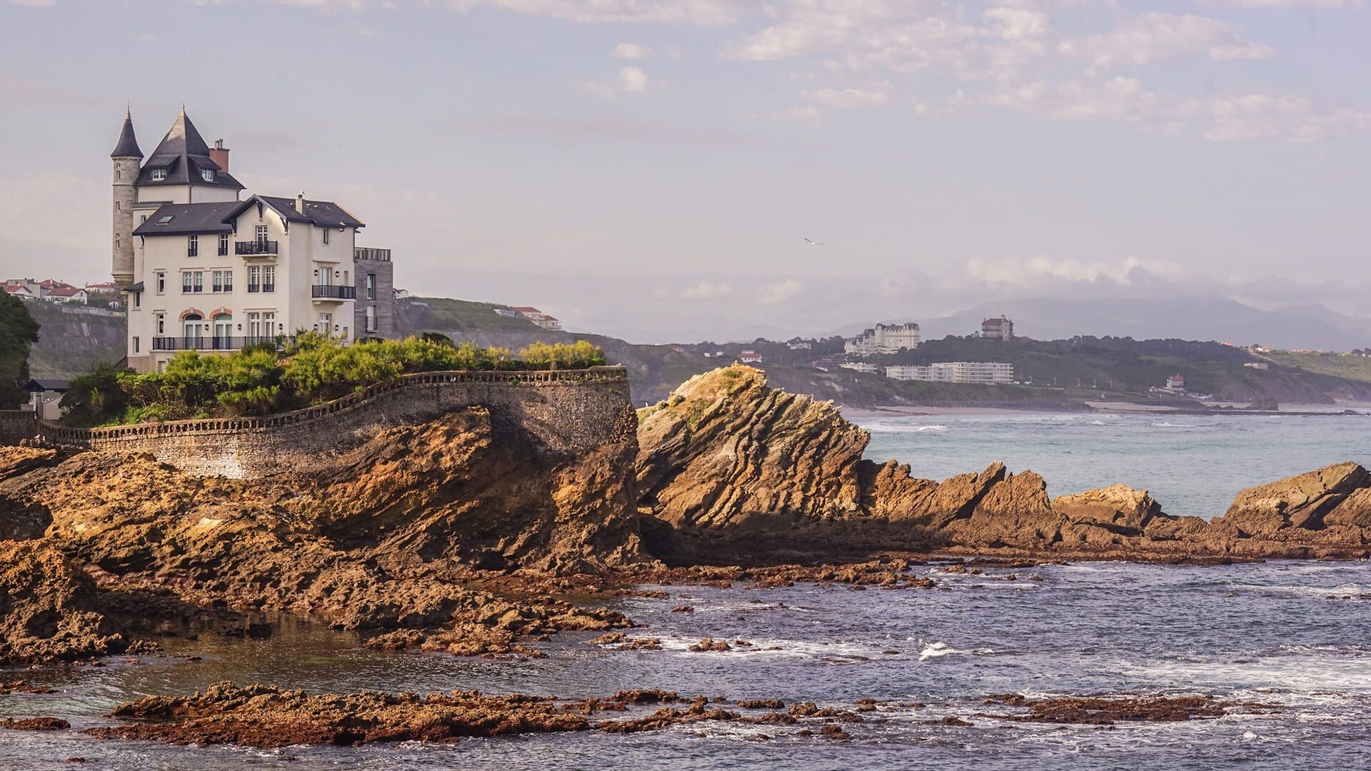 Villa Belza et côte rocheuse au Rocher de la Vierge - Biarritz - Pays basque, France