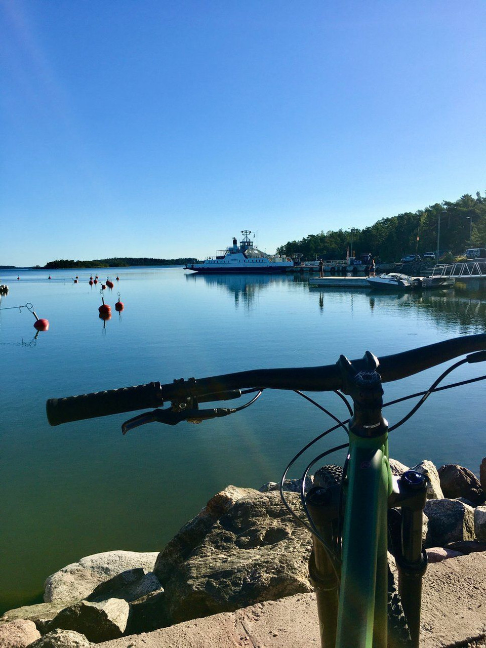 Vélo et ferry au petit matin sur le port - Mossala - Archipel finlandais