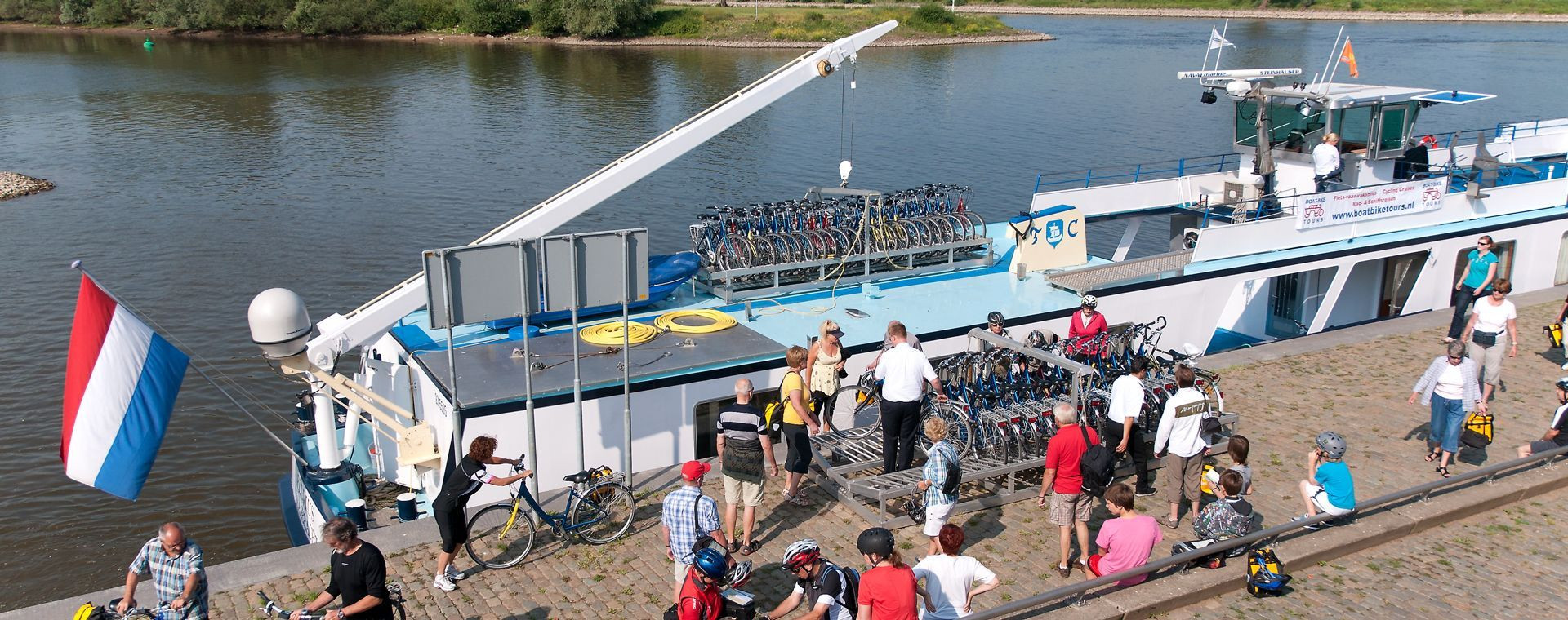 Préparation des vélos sur le Fluvius - Pays-Bas