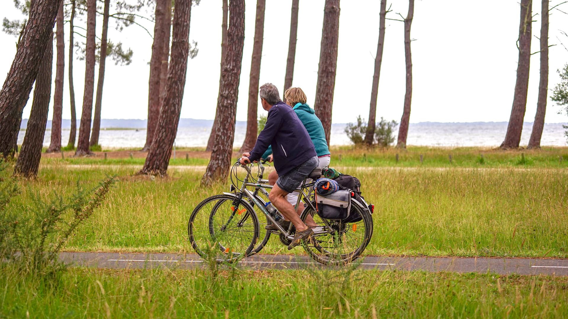 Couple à vélo le long du lac - Biscarrosse - Landes - France