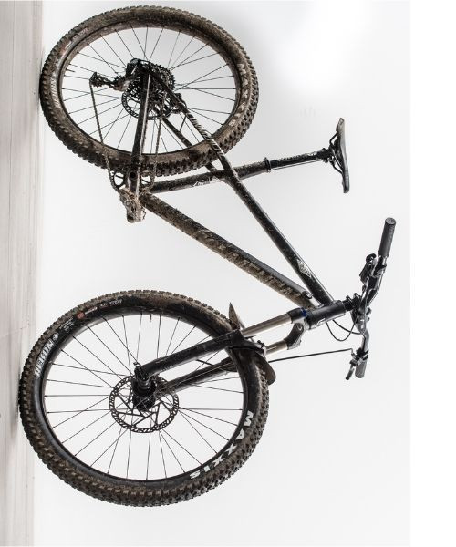 VTT tout-terrain noir avec pneus larges - Sejours a velo - Andalousie