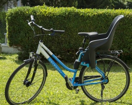 Velo bleu avec siege enfant arriere - Jardin verdoyant