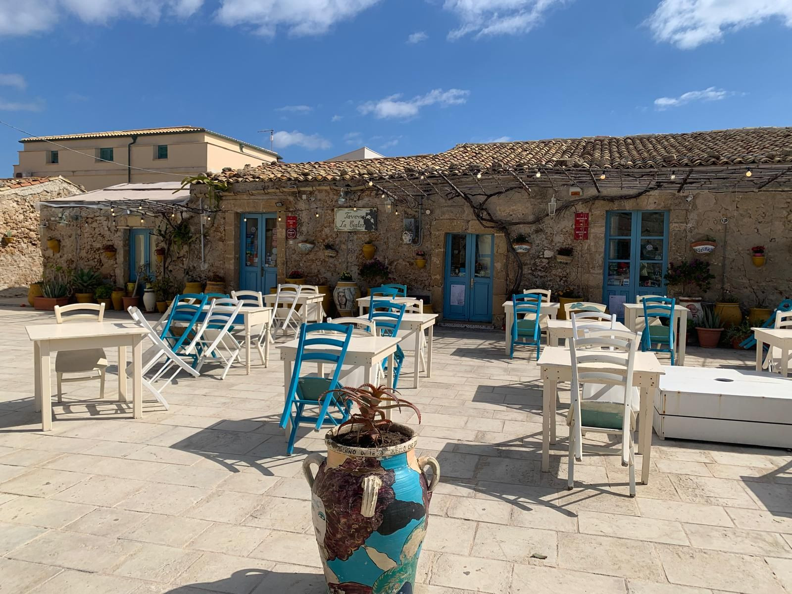 Terrasse de café aux volets bleus - Marzamemi - Sicile - Italie