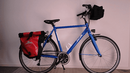 Velo de randonnee bleu avec sacoches rouge et noire - Pays-Bas