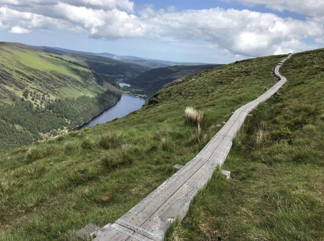 Sentier sur caillebotis dans les montagnes de Wicklow - Irlande