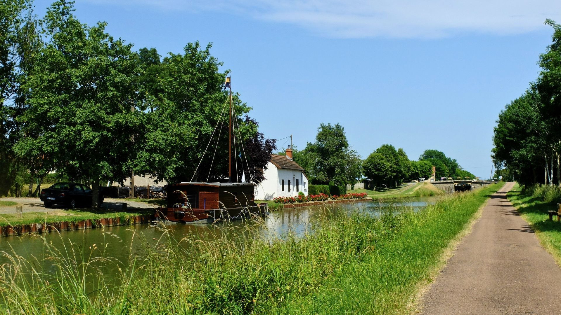 Péniche amarrée sur le Canal du Nivernais - Bourgogne - France