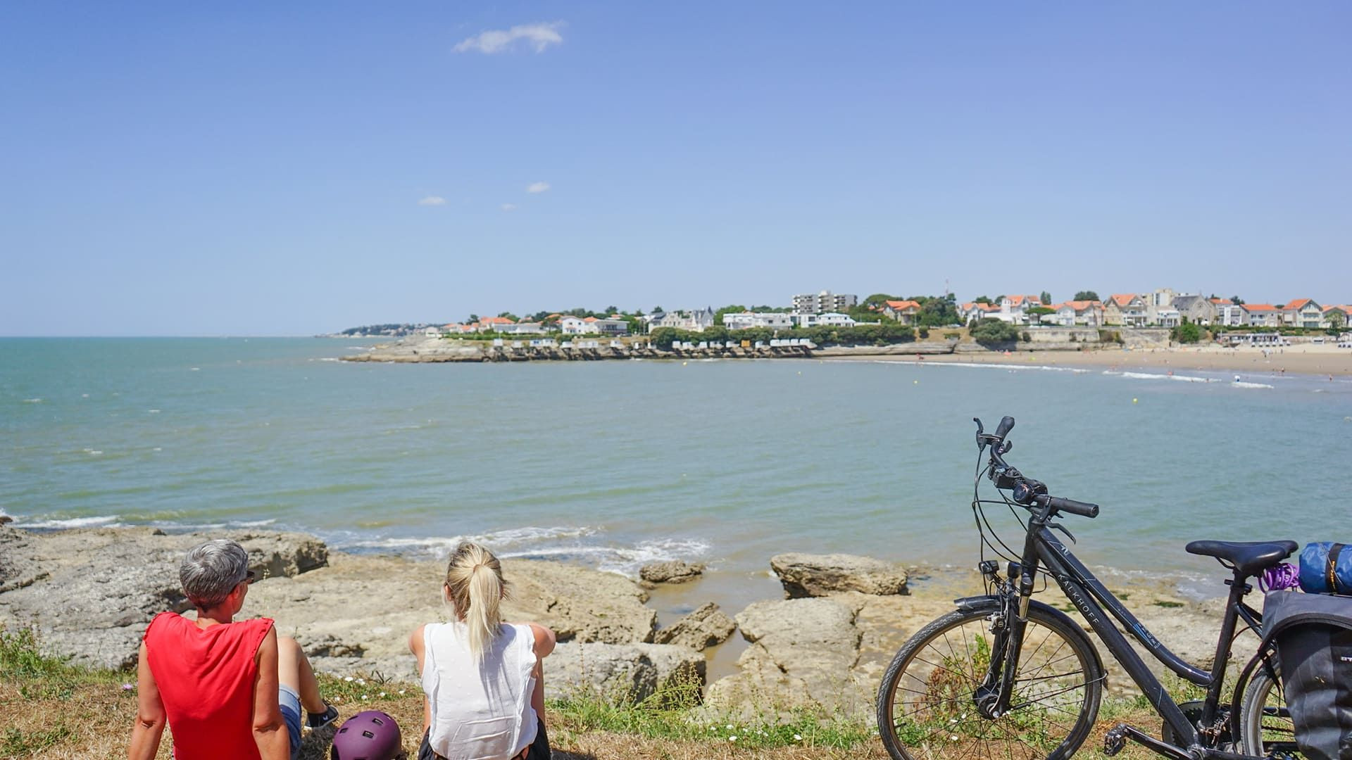 Cyclistes face à la baie depuis la côte - Royan - Charente-Maritime, France
